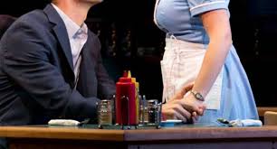 Kamerierja shpërthen në lot kur zbulon motivin e bakshishit (Foto) Kamerierja shpërthen në lot kur zbulon motivin e bakshishit (Foto)