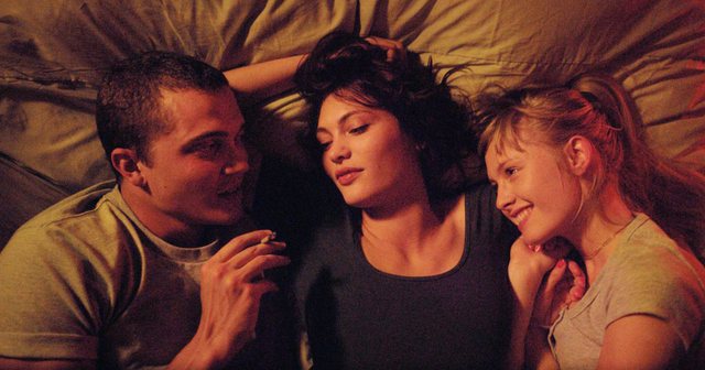 Mori vjerrën për t’i ruajtur gruan: I gjen në shtrat të dyja me një dashnor Mori vjerrën për t’i ruajtur gruan: I gjen në shtrat të dyja me një dashnor