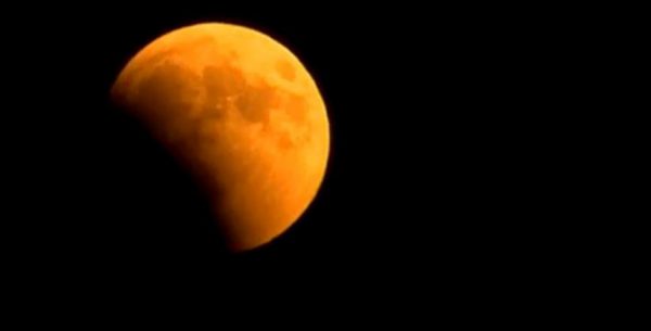 Foto të mahnitshme, ndodh fenomeni i rrallë i Hënës së kuqe Foto të mahnitshme, ndodh fenomeni i rrallë i Hënës së kuqe