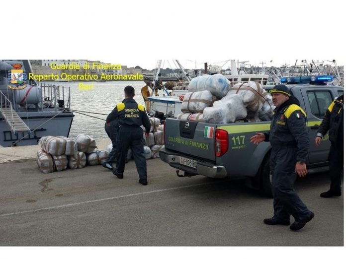 Itali, sekuestrohet 1 ton drogë, në pranga 2 shqiptarë dhe 1 italian Itali, sekuestrohet 1 ton drogë, në pranga 2 shqiptarë dhe 1 italian