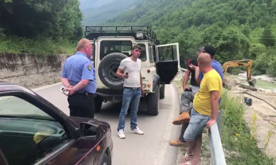 Sulmohen gazetarët e TCH, po realizonin dokumentar për ndërtimin e HEC-eve në Valbonë Sulmohen gazetarët e TCH, po realizonin dokumentar për ndërtimin e HEC-eve në Valbonë