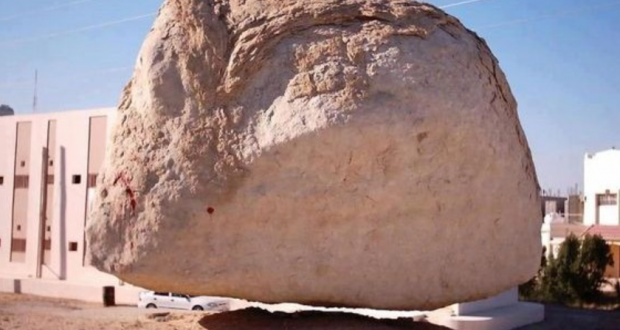 Sekreti i gurit gjigant, që qëndron në ajër