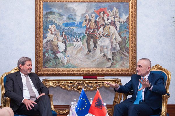 Pakti me Greqinë: Çfarë mesazhi i dha komisioneri Hahn, Ilir Metës?!