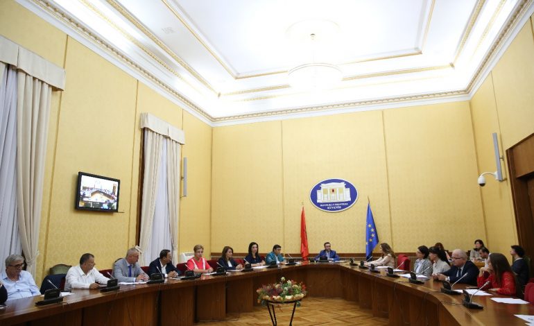 Dalin pamjet filmike, deputetët braktisin Komisionin nga frika e tërmetit (Video) Dalin pamjet filmike, deputetët braktisin Komisionin nga frika e tërmetit (Video)