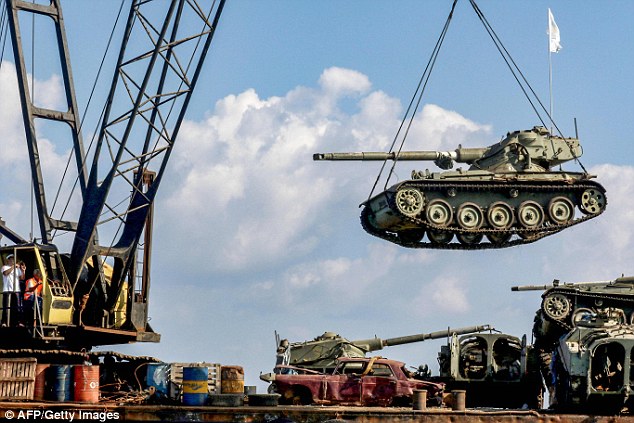 Libani hedh tanket në det, arsyeja do ju befasojë (Foto) Libani hedh tanket në det, arsyeja do ju befasojë (Foto)