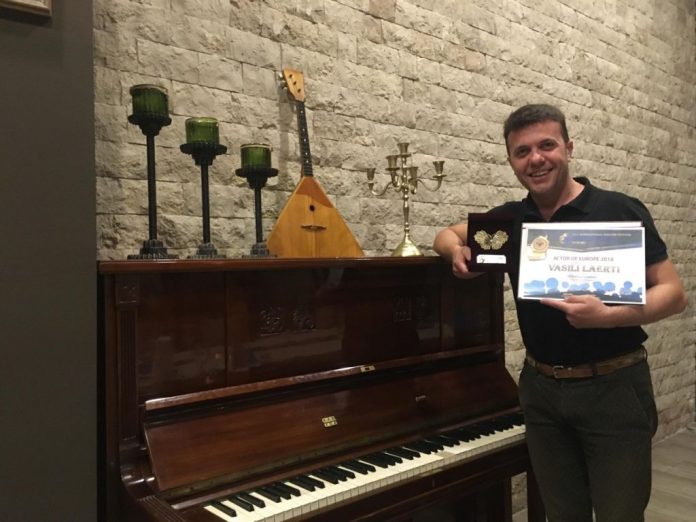 Aktori dhe regjisori i talentuar Laert Vasili fiton çmimin prestigjioz