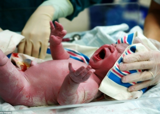 Nëna vdes gjatë lindjes, po kur qan foshnja, ndodh mrekullia!