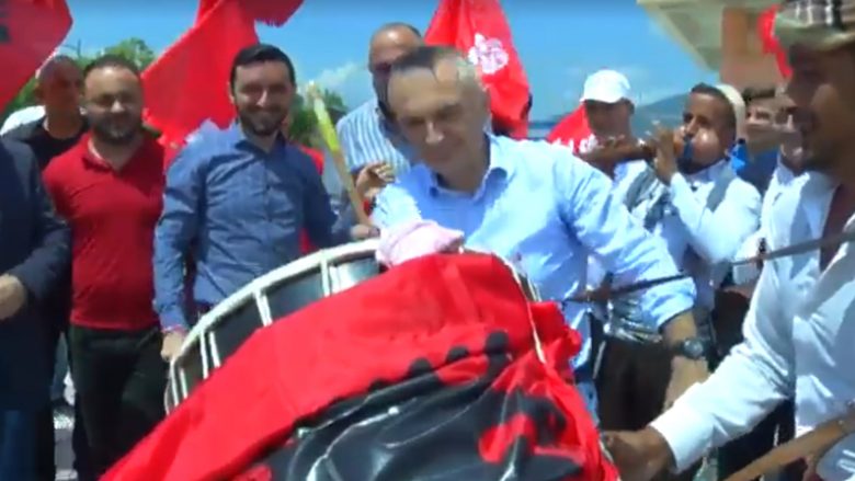 Hajduti i “qypit” me flori vendos lule te heronjtë e Tendës së Qypit