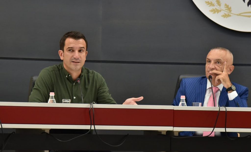 Kulla Ikonike dhe Teatri i Ri/ Dy qëndrimet e kundërta të Metës për të njëjtin “gjykim” Kulla Ikonike dhe Teatri i Ri/ Dy qëndrimet e kundërta të Metës për të njëjtin “gjykim”