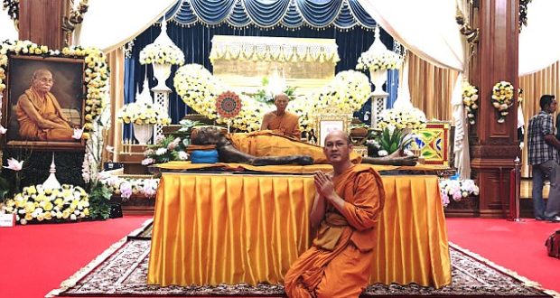 Video që trondit: Nuk tretet, dy muaj pas vdekjes murgu budist akoma buzëqesh Video që trondit: Nuk tretet, dy muaj pas vdekjes murgu budist akoma buzëqesh