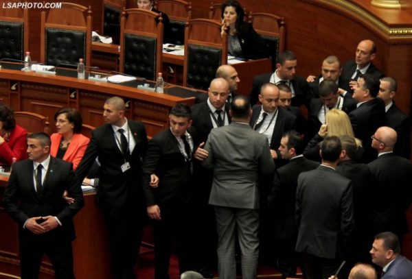 Ligji për Teatrin Kombëtar/ Katër deputetët e shumicës që nuk e votuan dhe arsyet Ligji për Teatrin Kombëtar/ Katër deputetët e shumicës që nuk e votuan dhe arsyet