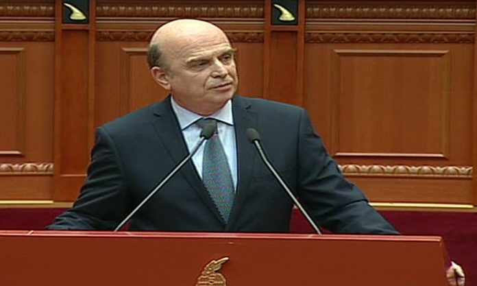 Momenti kur Panariti ndërron kartën e Bitrit me të Tavos në Kuvend (Video) Momenti kur Panariti ndërron kartën e Bitrit me të Tavos në Kuvend (Video)