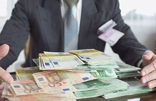 A duhet të shtrihet vetingu në politikë? Gjyqtarët ikin nga faturat e dritave, deputetët kanë vila në bregdet, dublex, makina luksoze e dhjetra apartamente dhe as një llogaridhenie A duhet të shtrihet vetingu në politikë? Gjyqtarët ikin nga faturat e dritave, deputetët kanë vila në bregdet, dublex, makina luksoze e dhjetra apartamente dhe as një llogaridhenie