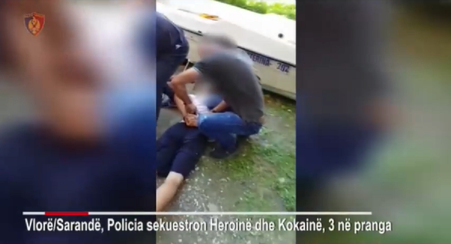 Tregtonin kokainë dhe heroinë, trafikantët të shtrirë në tokë e me duar nga pas (Video) Tregtonin kokainë dhe heroinë, trafikantët të shtrirë në tokë e me duar nga pas (Video)