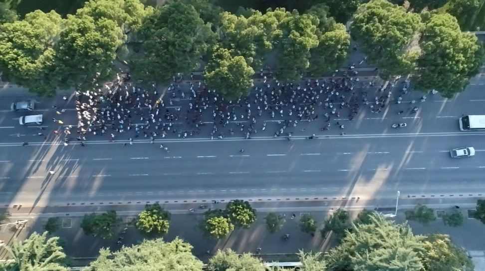 FOTOLAJM/ Tirana braktis kundërshtarët e Teatrit pas botimit të skandaleve, pak njerëz në protestë FOTOLAJM/ Tirana braktis kundërshtarët e Teatrit pas botimit të skandaleve, pak njerëz në protestë
