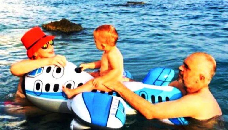 FOTO: “Rama i tregon Zahos brigjet e Shqipërisë” FOTO: “Rama i tregon Zahos brigjet e Shqipërisë”