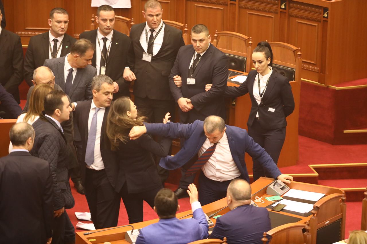 Teatri/ Pamjet e kamerave nuk gënjejnë: LSI ndërroi kartën e Bitrit me të Tavos Teatri/ Pamjet e kamerave nuk gënjejnë: LSI ndërroi kartën e Bitrit me të Tavos