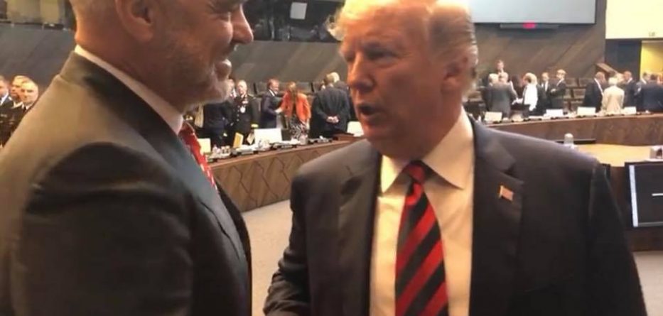 Trump falenderon kryeministrin Rama gjatë fjalës së tij në Samitin e NATO-s Trump falenderon kryeministrin Rama gjatë fjalës së tij në Samitin e NATO-s