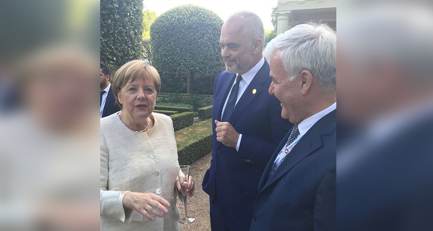 Kunati “këshillon” Merkelin për fotot e publikuara me Xhafajn: Thuaj mendova se është Basha Kunati “këshillon” Merkelin për fotot e publikuara me Xhafajn: Thuaj mendova se është Basha