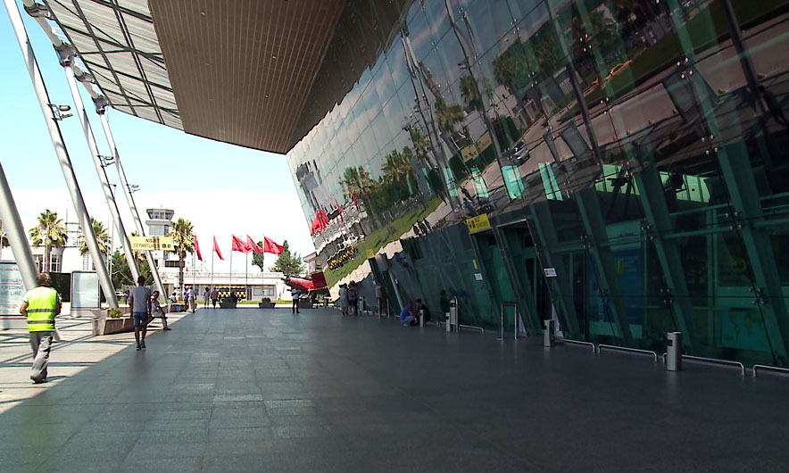 Monopoli i karburantit në Rinas, shqiptarët paguajnë miliona euro në vit kosto abuzive Monopoli i karburantit në Rinas, shqiptarët paguajnë miliona euro në vit kosto abuzive