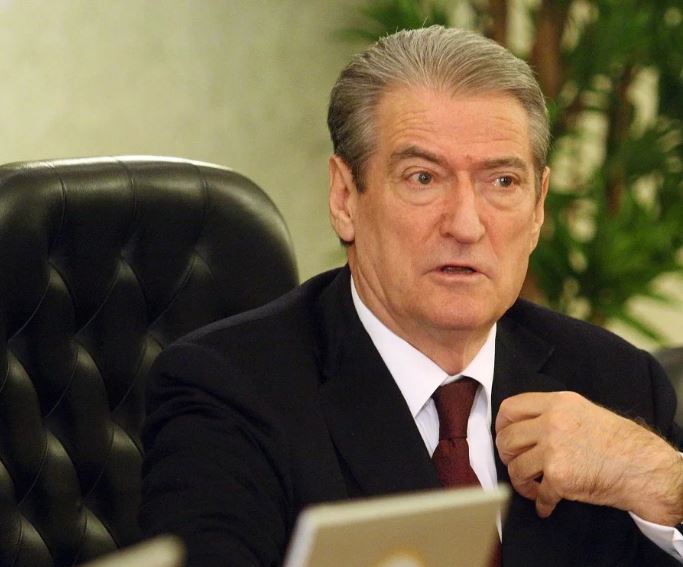 Postoi foton e Ballës në aeroport, komentuesit tallen me Berishën Postoi foton e Ballës në aeroport, komentuesit tallen me Berishën