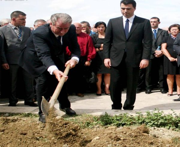 Drejtues të PD, të vdekur “befasisht” nga e njëjta sëmundje, dërguar nga Saliu në të njëjtin spital në Itali Drejtues të PD, të vdekur “befasisht” nga e njëjta sëmundje, dërguar nga Saliu në të njëjtin spital në Itali