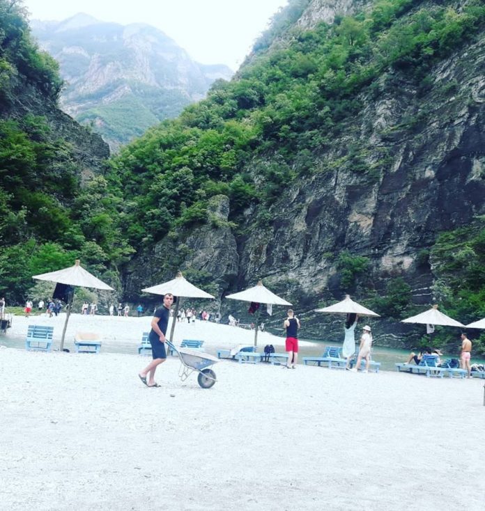 Njihni një Berishë që nuk e duron Berishën (dhe gojëdhënat se si e kanë dëbuar familjen e Berishës nga fshati pasi kishin vjedhur një… lopë) Njihni një Berishë që nuk e duron Berishën (dhe gojëdhënat se si e kanë dëbuar familjen e Berishës nga fshati pasi kishin vjedhur një… lopë)