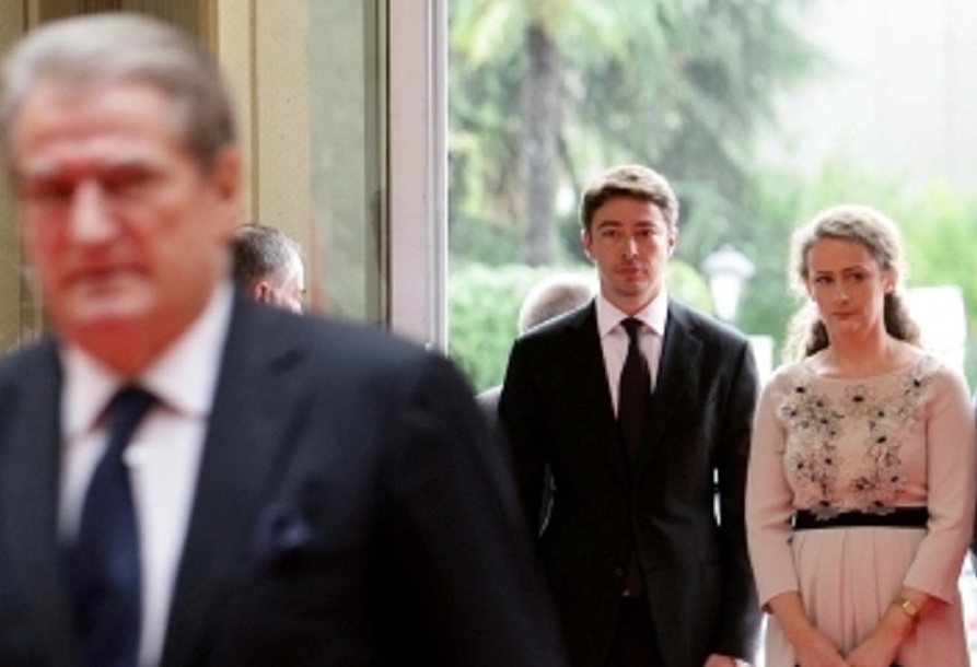 Ekskluzive/ Sa më shumë i trazon aferat e qeverisjes Berisha, aq më shumë bie era “Shkëlzeni dhe Argita”! Ekskluzive/ Sa më shumë i trazon aferat e qeverisjes Berisha, aq më shumë bie era “Shkëlzeni dhe Argita”!