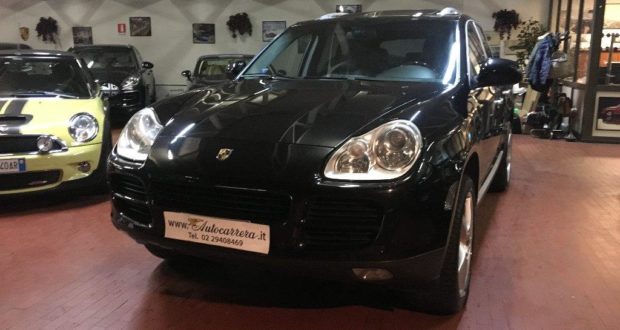 Sfidojnë varfërin në Tiranë! Çunat e “varfër” me makina 400 mijë euroshe (Foto+Video) Sfidojnë varfërin në Tiranë! Çunat e “varfër” me makina 400 mijë euroshe (Foto+Video)