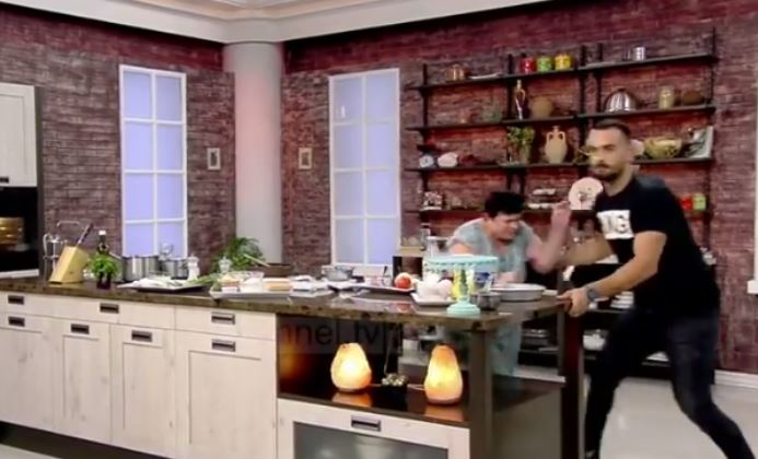 VIDEO/ Tërmeti “shkund” studion televizive, modoratori dhe kuzhunierja largohen në panik VIDEO/ Tërmeti “shkund” studion televizive, modoratori dhe kuzhunierja largohen në panik