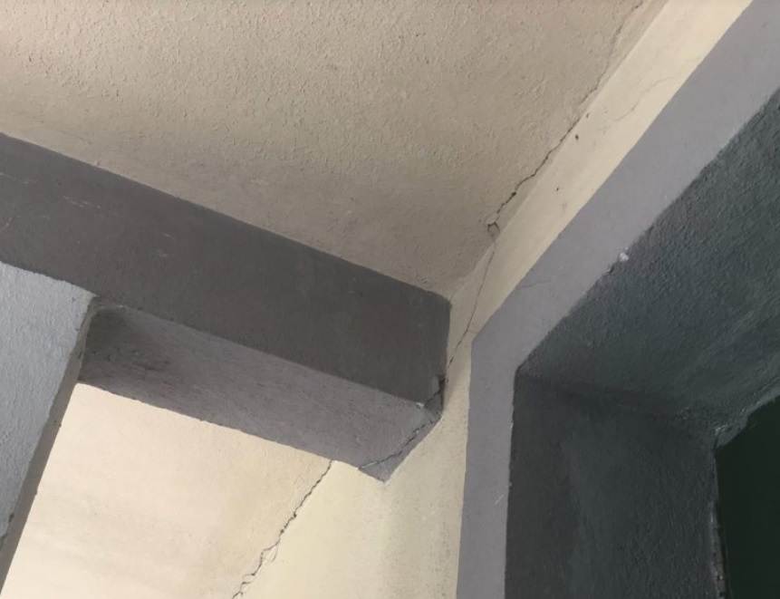 Tërmeti shkëput soletën nga kollonat e “Teatrit”, krisje dhe të çara në muret e godinës (Foto) Tërmeti shkëput soletën nga kollonat e “Teatrit”, krisje dhe të çara në muret e godinës (Foto)