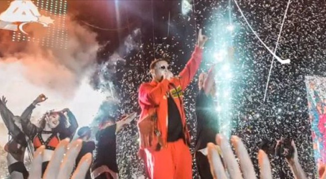 Daddy Yankee përshëndet shqiptarët me shenjën e shqiponjës
