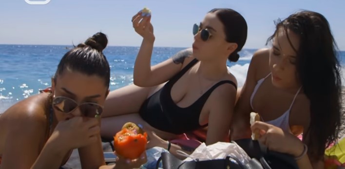 Bukë, djathë, domate, e bajo dielli, po shkove me 30 euro në Dhërmi ose… (Video) Bukë, djathë, domate, e bajo dielli, po shkove me 30 euro në Dhërmi ose… (Video)