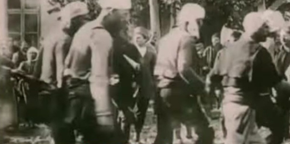 Video e rrallë e vitit 1912: Shqiptarët e burgosur nga serbët në Vranjë (Video) Video e rrallë e vitit 1912: Shqiptarët e burgosur nga serbët në Vranjë (Video)