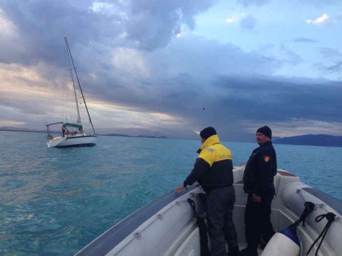 I mbaroi karburanti në det të hapur, shpëtohet nga mbytja veliera amerikane në Sarandë (Video) I mbaroi karburanti në det të hapur, shpëtohet nga mbytja veliera amerikane në Sarandë (Video)