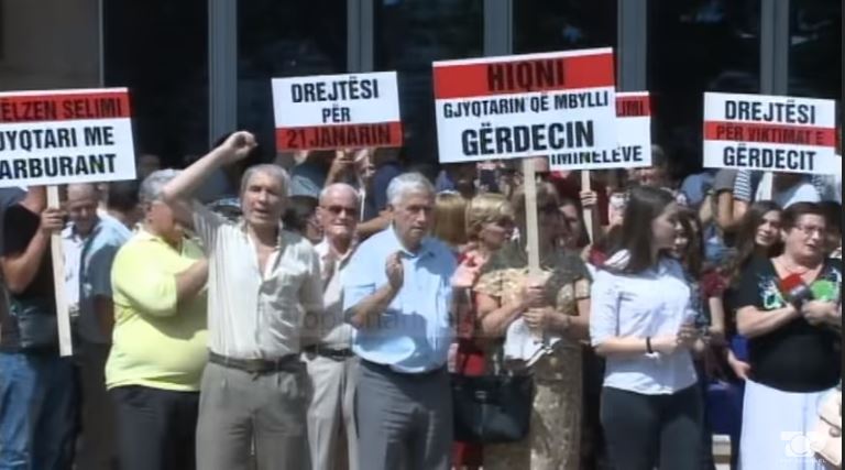 Zeni i (pa)drejtësisë pastroi “duart e gjakosura” të Zenit të Gërdecit, të dy miliarderë Zeni i (pa)drejtësisë pastroi “duart e gjakosura” të Zenit të Gërdecit, të dy miliarderë