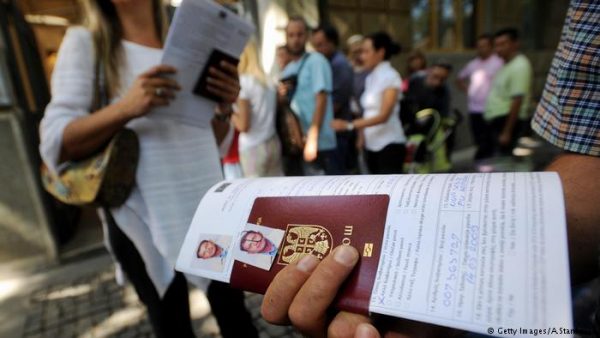 Punë dhe jetesë në Gjermani! Po por pas kësaj fshihet gjëja e tmerrshme: Historia e vizës mund të zgjasë deri sa të dalin thinjat Punë dhe jetesë në Gjermani! Po por pas kësaj fshihet gjëja e tmerrshme: Historia e vizës mund të zgjasë deri sa të dalin thinjat
