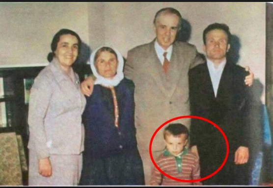 Çunaku me kokën tek “hallatet” e ish-diktatorit, sot është “aligatori” i UET, që gëlltit miliarda nga xhepat e shqiptarëve