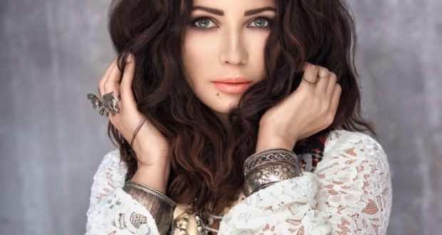 Këngëtares nuk i besojnë moshën e saj të vërtetë, e bllokojnë në aeroport (Foto) Këngëtares nuk i besojnë moshën e saj të vërtetë, e bllokojnë në aeroport (Foto)