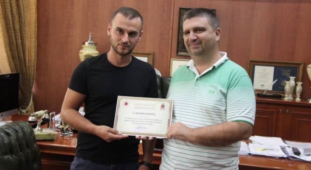 Shpëtoi nga mbytja 2 motrat binjake, bashkia e Fierit i jep certifikatë mirënjohjeje (Video) Shpëtoi nga mbytja 2 motrat binjake, bashkia e Fierit i jep certifikatë mirënjohjeje (Video)
