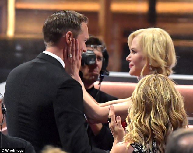 Aktorja e njohur trondit publikun, puth në buzë kolegun së sy të burrit të saj (Foto+Video) Aktorja e njohur trondit publikun, puth në buzë kolegun së sy të burrit të saj (Foto+Video)