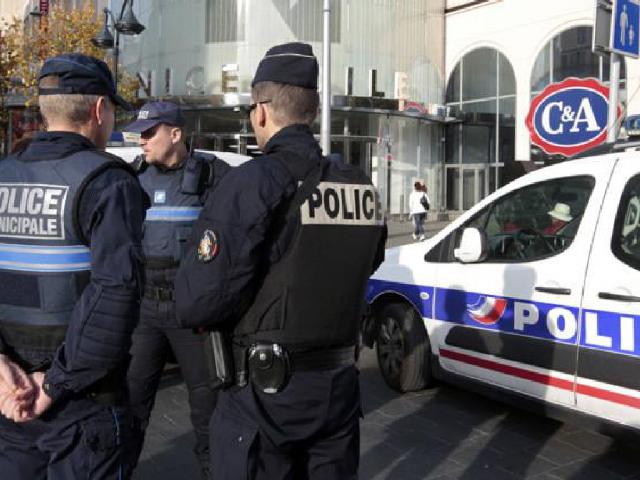 Shqiptari çekuilibrohet për një makinë: Ekzekuton dy persona me armë të ftohtë në Francë Shqiptari çekuilibrohet për një makinë: Ekzekuton dy persona me armë të ftohtë në Francë