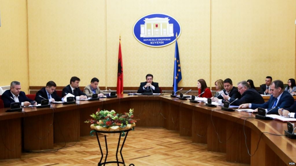 Dështon komisioni hetimor “Tahiri”, opozita bllokon hetimet për drogën, Shkëlzen Berishën dhe LSI, PD në dilemë për shtyrjen e afateve Dështon komisioni hetimor “Tahiri”, opozita bllokon hetimet për drogën, Shkëlzen Berishën dhe LSI, PD në dilemë për shtyrjen e afateve