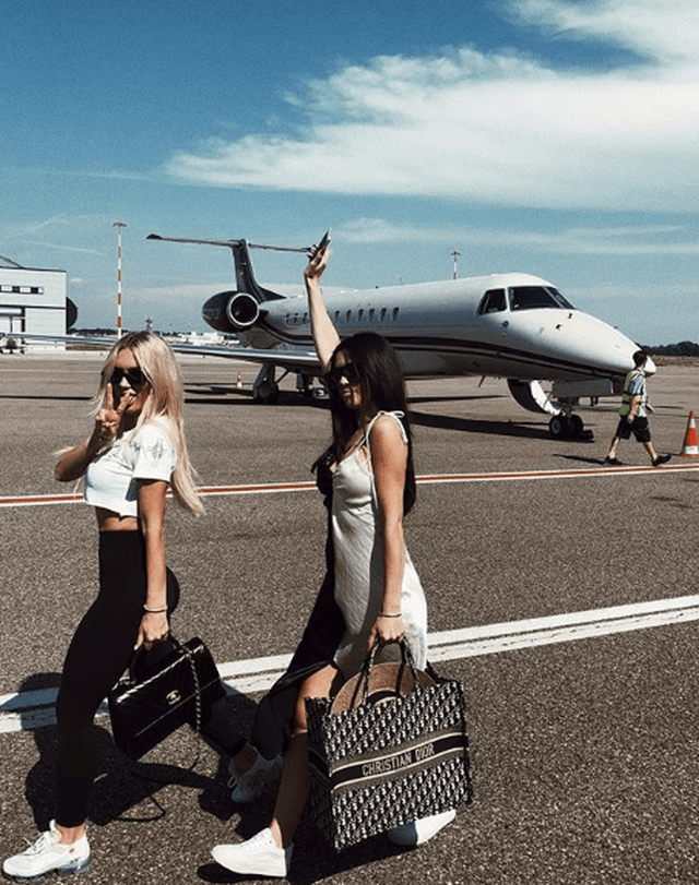 Dhurata pikante në dasmën e Sarës dhe Ledionit: Nga qetësuesit e kokës e deri tek prezervativët! (Video) Dhurata pikante në dasmën e Sarës dhe Ledionit: Nga qetësuesit e kokës e deri tek prezervativët! (Video)