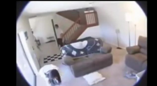 Kamera që të zbuloi tradhëtinë e gruas: Më keq, shokohet nga e vërteta (Video) Kamera që të zbuloi tradhëtinë e gruas: Më keq, shokohet nga e vërteta (Video)