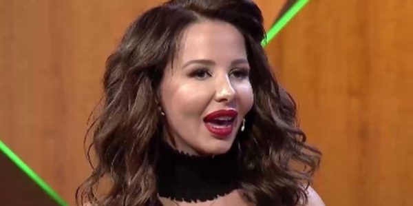 Foto/ E sulmojnë për photoshop, Aurela Hoxha lë me gisht në gojë fansen me përgjigjen Foto/ E sulmojnë për photoshop, Aurela Hoxha lë me gisht në gojë fansen me përgjigjen