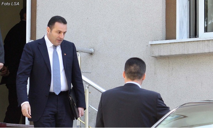 Një miliard lekë prona/ Adriatik Llalla rikthehet në Shqipëri, ankimon vendimin për sekuestron Një miliard lekë prona/ Adriatik Llalla rikthehet në Shqipëri, ankimon vendimin për sekuestron