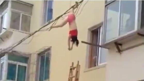 Hidhet nga dritarja për t’i shpëtuar gruas së të dashurit, vdes në telat e korentit (Video)