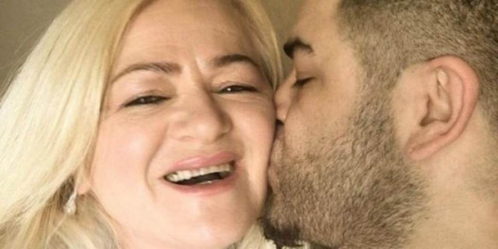 Mos qeshni me nënën e Noizy kur ai i bënë xhiro me Ferrari (Foto) Mos qeshni me nënën e Noizy kur ai i bënë xhiro me Ferrari (Foto)