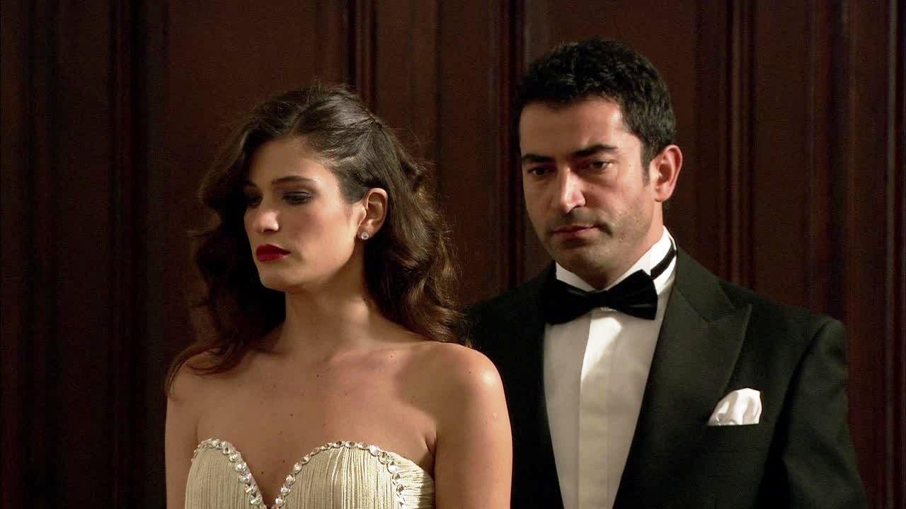 Zhgënjehet rëndë aktorja e filmit “Ezel”! Mbante me bursë një student por ja çfarë i ndodhi! (Foto) Zhgënjehet rëndë aktorja e filmit “Ezel”! Mbante me bursë një student por ja çfarë i ndodhi! (Foto)